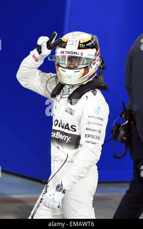 Manama, Bahrain. 18. April 2015. Mercedes Formel1-Fahrer Lewis Hamilton Großbritannien Gesten nach dem Aufstehen Pole-Position vor der F1 Grand Prix von Bahrain in Bahrain International Circuit, südlich von Manama, 18. April 2015. Bildnachweis: Chen Shaojin/Xinhua/Alamy Live-Nachrichten Stockfoto