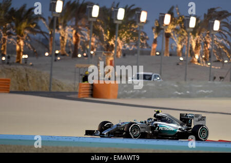 Manama, Bahrain. 18. April 2015. Mercedes Formel1-Fahrer Nico Rosberg Deutschlands fährt während der Qualifikation-Sitzung vor der F1 Grand Prix von Bahrain in Bahrain International Circuit, südlich von Manama, 18. April 2015. Bildnachweis: Chen Shaojin/Xinhua/Alamy Live-Nachrichten Stockfoto