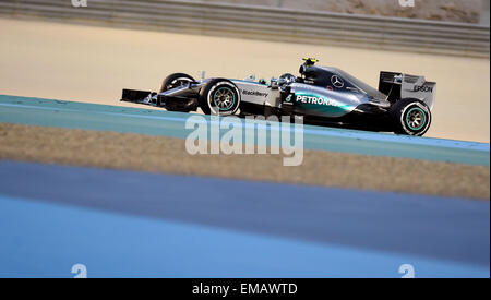 Manama, Bahrain. 18. April 2015. Mercedes Formel1-Fahrer Nico Rosberg Deutschlands fährt während der Qualifikation-Sitzung vor der F1 Grand Prix von Bahrain in Bahrain International Circuit, südlich von Manama, 18. April 2015. Bildnachweis: Chen Shaojin/Xinhua/Alamy Live-Nachrichten Stockfoto