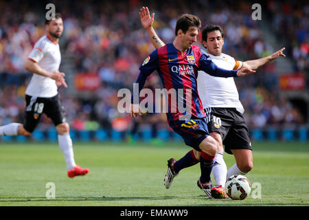 Barcelona, Spanien. 18. April 2015. Barcelonas Lionel Messi (C) wetteifert um den Ball während der spanischen ersten Liga-Spiel gegen Valencia in Barcelona, Spanien, 18. April 2015. © Pau Barrena/Xinhua/Alamy Live-Nachrichten Stockfoto