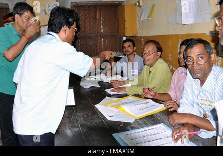 Kolkata, Indien. 18. April 2015. Indische Wähler auf der Linie im Wahllokal während der Kolkata Municipal Corporation Wahlen in Kalkutta am Samstag. © Bhaskar Mallick/Pacific Press/Alamy Live-Nachrichten Stockfoto