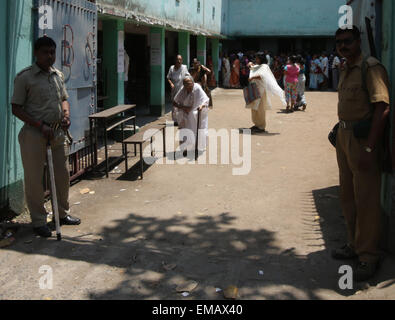 Kolkata, Indien. 18. April 2015. Eine alte Frau zurück nach Stimmabgabe während der Kolkata Municipal Corporation Wahlen in Kalkutta am Samstag. © Bhaskar Mallick/Pacific Press/Alamy Live-Nachrichten Stockfoto