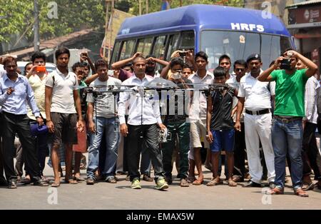 Kolkata, Indien. 18. April 2015. Kolkata Polizei verwenden Drohne Kamera während der Kolkata Municipal Corporation Wahlen in Kalkutta am Samstag. © Bhaskar Mallick/Pacific Press/Alamy Live-Nachrichten Stockfoto