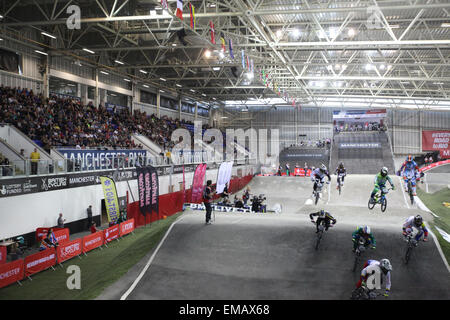 Manchester, UK, Samstag, 18. April 2015. Die nationalen Radsport Mitte bewirtet die UCI BMX Supercross World Cup. Fahrer beenden den ersten geraden. Bildnachweis: Michael Buddle/Alamy Live-Nachrichten Stockfoto