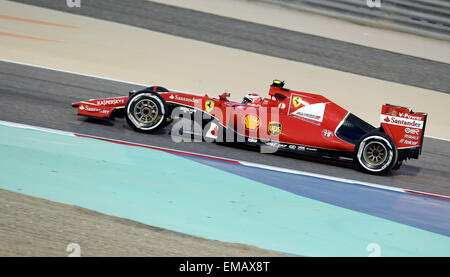 Manama, Bahrain. 18. April 2015. Ferrari Formel 1 Fahrer Räikkönen Finnland fährt während der Qualifikation-Sitzung vor der F1 Grand Prix von Bahrain in Bahrain International Circuit, südlich von Manama, 18. April 2015. Bildnachweis: Chen Shaojin/Xinhua/Alamy Live-Nachrichten Stockfoto