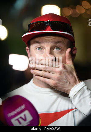 Manama, Bahrain. 18. April 2015. Ferrari Formel 1 Fahrer Räikkönen von Finnland im Gespräch mit den Medien nach der Qualifikation-Session vor der F1 Grand Prix von Bahrain in Bahrain International Circuit, südlich von Manama, 18. April 2015. Bildnachweis: Chen Shaojin/Xinhua/Alamy Live-Nachrichten Stockfoto