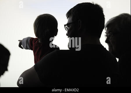 Rosemont, Illinois, USA. 18. April 2015. Ein junger Fan deutet auf das Eis während der American Hockey League-Spiel zwischen den Milwaukee Admirals und die Chicago Wolves in der Allstate Arena in Rosemont, Illinois. Patrick Gorski/CSM/Alamy Live-Nachrichten Stockfoto