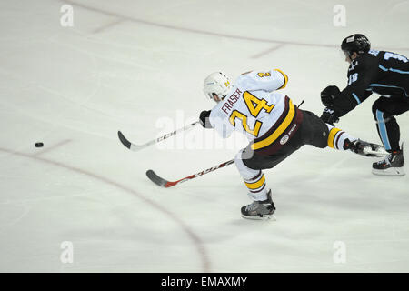 Rosemont, Illinois, USA. 18. April 2015. Chicago Wolves Colin Fraser (24) löscht den Puck in der American Hockey League-Spiel zwischen den Milwaukee Admirals und die Chicago Wolves in der Allstate Arena in Rosemont, Illinois. Patrick Gorski/CSM/Alamy Live-Nachrichten Stockfoto