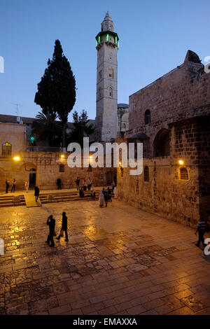 Das Minarett der Moschee von Omar ibn Khattab, das 1193 vom Ayyubiden Sultan Al-Afdal ibn Salah ad-DIN zum Gedenken an das Gebet des Kalifen Omar errichtet wurde, der sich neben der Grabeskirche im christlichen Viertel der Altstadt von Jerusalem Israel befindet Stockfoto