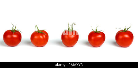 Linie von natürlichen organischen rote Kirsche Traube Tomaten isoliert auf weiss Stockfoto