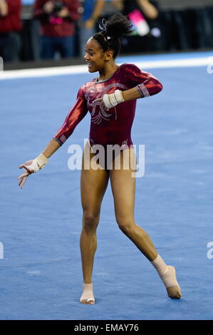 Fort Worth, Texas, USA. 17. April 2015. CARLEY SIMS konkurriert Stock für die University of Alabama während der Vorrunde der 2015 NCAA Frauen Gymnastik-Meisterschaften. © Amy Sanderson/ZUMA Wire/ZUMAPRESS.com/Alamy Live-Nachrichten Stockfoto