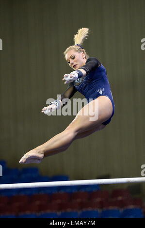 Fort Worth, Texas, USA. 17. April 2015. SAMANTHA PESCEK konkurriert am Barren für UCLA während der Vorrunde der 2015 NCAA Frauen Gymnastik-Meisterschaften. © Amy Sanderson/ZUMA Wire/ZUMAPRESS.com/Alamy Live-Nachrichten Stockfoto