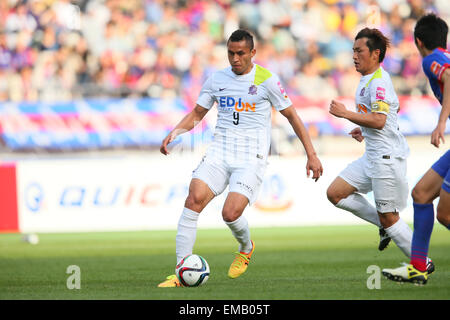 Ajinomoto Stadion, Tokio, Japan. 18. April 2015. Douglas (Sanfrecce), 18. April 2015 - Fußball /Soccer: 2015 J1 Liga 1. Etappe Match zwischen F.C. Tokyo 1-2 Sanfrecce Hiroshima Ajinomoto Stadion, Tokio, Japan. © YUTAKA/AFLO SPORT/Alamy Live-Nachrichten Stockfoto