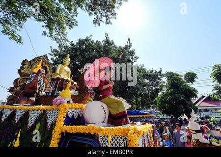 Chiang Saen, Thailand. 18. April 2015. Ein Kandidat für "Miss Songkran" dauert eine Autofahrt Schwimmer während einer Songkran Festival Feier in Chiang Saen District, Provinz Chiang Rai, Nord-Thailand, am 18. April 2015. Die festliche Stimmung des Songkran, das markiert den Beginn des neuen Jahres im Thai Kalender, weiterhin in einigen Regionen von Thailand. In Chiang Saen, ein Viertel der Grenze zwischen Thailand und Laos, werden Songkran Festival feiern bis 18 April dauern. © Li Mangmang/Xinhua/Alamy Live-Nachrichten Stockfoto