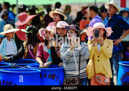 Chiang Saen, Thailand. 18. April 2015. Die Menschen sehen Songkran Festival Parade in Chiang Saen District, Provinz Chiang Rai, Nord-Thailand, am 18. April 2015. Die festliche Stimmung des Songkran, das markiert den Beginn des neuen Jahres im Thai Kalender, weiterhin in einigen Regionen von Thailand. In Chiang Saen, ein Viertel der Grenze zwischen Thailand und Laos, werden Songkran Festival feiern bis 18 April dauern. © Li Mangmang/Xinhua/Alamy Live-Nachrichten Stockfoto