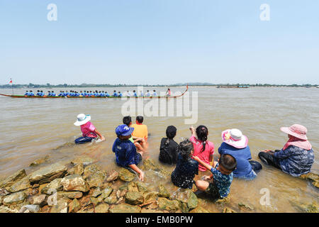 Chiang Saen, Thailand. 18. April 2015. Leute sitzen am Ufer des Mekong-Flusses, wie sie ein Boot-Rennen ausgetragen, Songkran fest in Chiang Saen District, Provinz Chiang Rai, Nord-Thailand, am 18. April 2015 feiern zu sehen. Die festliche Stimmung des Songkran, das markiert den Beginn des neuen Jahres im Thai Kalender, weiterhin in einigen Regionen von Thailand. In Chiang Saen, ein Viertel der Grenze zwischen Thailand und Laos, werden Songkran Festival feiern bis 18 April dauern. © Li Mangmang/Xinhua/Alamy Live-Nachrichten Stockfoto