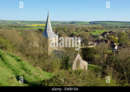 Blick auf East Meon vom Hügel hinter der Kirche. Vogelperspektive auf das Dorf und Land jenseits abgeschossen auf der Suche. Stockfoto