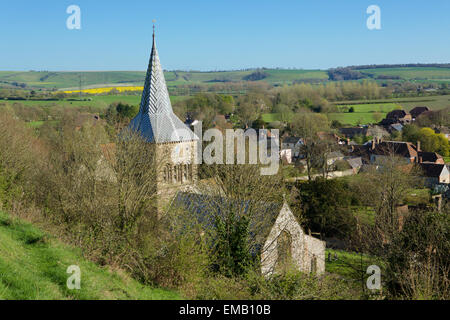 Blick auf East Meon vom Hügel hinter der Kirche. Vogelperspektive auf das Dorf und Land jenseits abgeschossen auf der Suche. Stockfoto