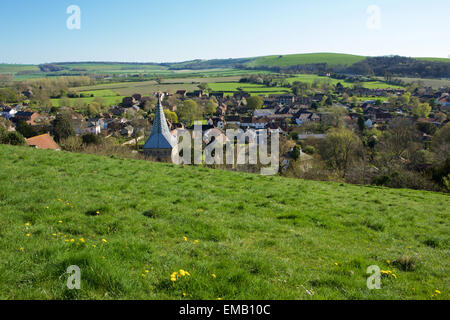 Blick auf East Meon vom Hügel hinter der Kirche. Vogelperspektive auf das Dorf und Land jenseits abgeschossen auf der Suche. Stockfoto