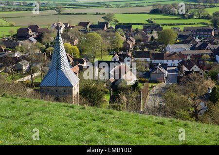 Blick auf East Meon vom Hügel hinter der Kirche. Vogelperspektive auf das Dorf und Land jenseits abgeschossen auf der Suche. Stockfoto