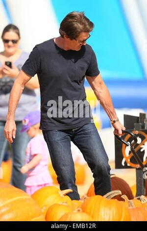 Kyle Maclachlan mit Frau Desiree Gruber und seinem Sohn Callum MacLachlan an Mr Bones Pumpkin Patch gesehen.  Mitwirkende: Kyle MacLachlan Where: Los Angeles, California, Vereinigte Staaten von Amerika bei: 14. Oktober 2014 Stockfoto