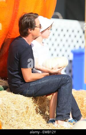 Kyle Maclachlan mit Frau Desiree Gruber und seinem Sohn Callum MacLachlan an Mr Bones Pumpkin Patch gesehen.  Mitwirkende: Kyle MacLachlan Where: Los Angeles, California, Vereinigte Staaten von Amerika bei: 14. Oktober 2014 Stockfoto