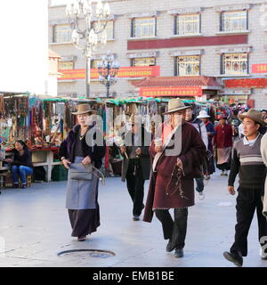 LHASA, TIBET, CHINA - 19. Oktober: Tibetisch-buddhistischen Anhänger tun die Kora-Umrundung um den Jokhang Tempel-Lhasa-Tibet. Stockfoto