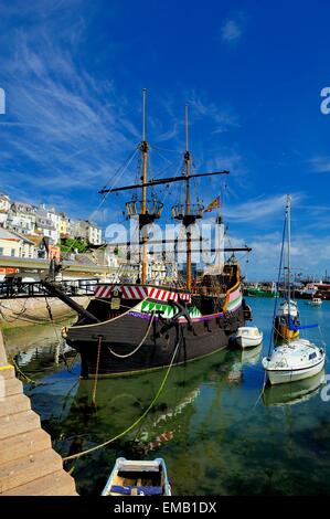 Nachbau der englischen Galeone Golden Hind, in Brixham Hafen, Devon, England, UK Stockfoto