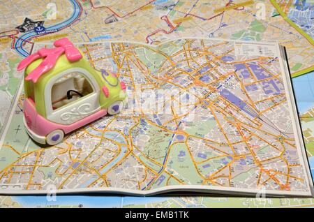 Kunststoff-Spielzeug-Auto auf einer Karte von Rom Stockfoto