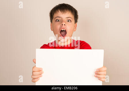 kleiner Junge Holding leere Zeichen Stockfoto