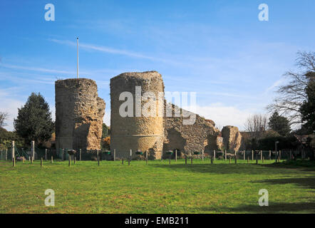 Ein Blick auf die Reste der normannischen Burg in Bungay, Suffolk, England, Vereinigtes Königreich. Stockfoto