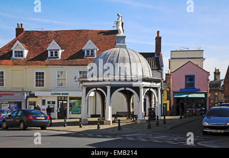 Ein Blick auf das Butter-Kreuz auf dem Marktplatz in Bungay, Suffolk, England, Vereinigtes Königreich. Stockfoto