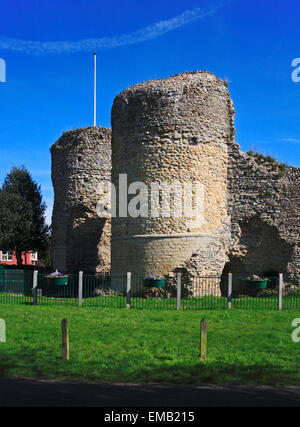 Ein Blick auf die Reste des massiven Twin Tower Torhauses von Bungay Castle, Suffolk, England, Vereinigtes Königreich. Stockfoto