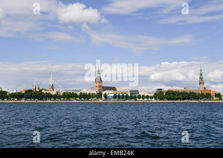 Weiten Blick über die Skyline der Stadt Riga über die Daugava an einem sonnigen Tag im Sommer, Lettland Stockfoto