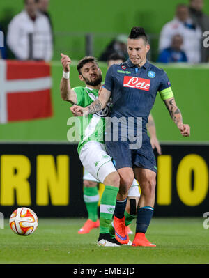 Wolfsburgs Daniel Caligiuri (L) und SSC Neapel Marek Hamsík in Aktion während der UEFA Europa League Viertelfinale match VfL Wolfsburg Vs SSC Napoli in Wolfsburg, Deutschland, 16. April 2015. Foto: Thomas Eisenhuth/Dpa - NO-Draht-Dienst- Stockfoto