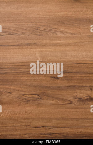 Textur von Furnier in hellen Brauntönen mit einem dunkleren Farbton imitiert Nussbaum Stockfoto