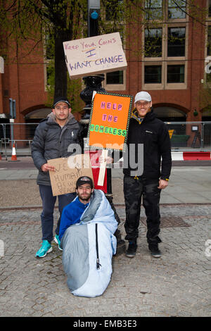 Manchester, UK, 19. April 2015. Heimatlosen Aktivisten weiterhin eine im Freien stehen Rathaus von Manchester, um das Bewusstsein für die Krise in temporären Unterkünften zu erhöhen. Demonstranten, schlafen in Zelten in einem barackenlager Albert Square; viele wurden vor kurzem aus dem Gefängnis entlassen und keine Hoffnung haben. Die Gruppe, die als Heimatlose Rechte der Gerechtigkeit, ein Erscheinen vor Gericht am Montag bis vertrieben werden, nach denen Sie 48 Stunden zu verlassen. Stockfoto