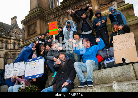 Manchester, UK 19. April 2015. Obdachlose Aktivisten weiterhin einen Stand außerhalb der Manchester Town Hall zur Sensibilisierung für die Krise in Notunterkünften.  Demonstranten schlafen in Zelten in einem Feldlager in Albert Square; Viele haben vor kurzem aus dem Gefängnis entlassen worden und haben keine Hoffnung auf eine Unterkunft. Die Gruppe mit der Bezeichnung heimatlose Rechte Justizministerium haben ein erscheinen vor Gericht am Montag geräumt werden, danach sie 48 Stunden zu verlassen müssen.  © Mar Photographics/Alamy Live Stockfoto