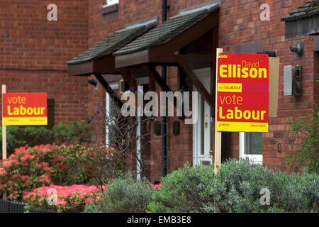 Didsbury, Manchester, UK. 19. April 2015. Allgemeine Wahlen zwei benachbarte Häuser in Grove Lane, Didsbury in Manchester Withington Consituency zeigen ihre Unterstützung für die Arbeit. Labour verlor der Sitz im Jahr 2005, Glücklicherweise, die es im Jahr 2010 mit einer Mehrheit von fast 2.000 über Arbeits- und die Konservativen eine weitere 13.000 weitere zurückgehalten. Unterstützung für die Arbeit in Manchester Withington Credit: John Fryer/Alamy Live-Nachrichten Stockfoto