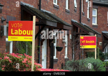 Didsbury, Manchester, UK. 19. April 2015. Allgemeine Wahlen zwei benachbarte Häuser in Grove Lane, Didsbury in Manchester Withington Consituency zeigen ihre Unterstützung für die Arbeit. Labour verlor der Sitz im Jahr 2005, Glücklicherweise, die es im Jahr 2010 mit einer Mehrheit von fast 2.000 über Arbeits- und die Konservativen eine weitere 13.000 weitere zurückgehalten. Unterstützung für die Arbeit in Manchester Withington Credit: John Fryer/Alamy Live-Nachrichten Stockfoto