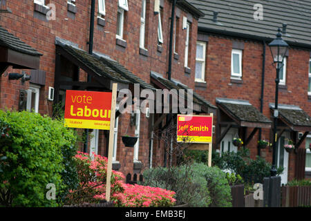 Didsbury, Manchester, UK. 19. April 2015. Allgemeine Wahlen zwei benachbarte Häuser in Grove Lane, Didsbury in Manchester Withington Consituency zeigen ihre Unterstützung für die Arbeit. Labour verlor der Sitz im Jahr 2005, Glücklicherweise, die es im Jahr 2010 mit einer Mehrheit von fast 2.000 über Arbeits- und die Konservativen eine weitere 13.000 weitere zurückgehalten. Unterstützung für die Arbeit in Manchester Withington Credit: John Fryer/Alamy Live-Nachrichten Stockfoto