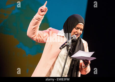 Braunschweig, Deutschland. 18. April 2015. Najat führt auf der Bühne während der muslimischen Poetry Slam "iSlam" in Braunschweig, Deutschland, 18. April 2015. Der Poetry Slam ist Teil der 4. Auflage der Themenwoche "Interkultur", veranstaltet von dem Staatstheater in Braunschweig. Foto: Florian Kleinschmidt/Dpa/Alamy Live News Stockfoto