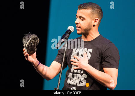 Braunschweig, Deutschland. 18. April 2015. Sami El-Ali führt auf der Bühne während der muslimischen Poetry Slam "iSlam" in Braunschweig, Deutschland, 18. April 2015. Der Poetry Slam ist Teil der 4. Auflage der Themenwoche "Interkultur", veranstaltet von dem Staatstheater in Braunschweig. Foto: Florian Kleinschmidt/Dpa/Alamy Live News Stockfoto