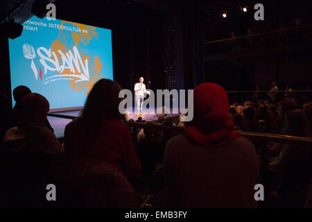 Braunschweig, Deutschland. 18. April 2015. Moderator Younes Al-Amayra führt auf der Bühne während der muslimischen Poetry Slam "iSlam" in Braunschweig, Deutschland, 18. April 2015. Der Poetry Slam ist Teil der 4. Auflage der Themenwoche "Interkultur", veranstaltet von dem Staatstheater in Braunschweig. Foto: Florian Kleinschmidt/Dpa/Alamy Live News Stockfoto