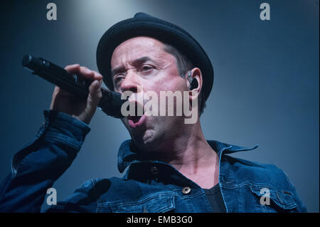 Greifswald, Deutschland. 18. April 2015. Deutscher Schauspieler Jan Josef Liefers führt auf der Bühne mit seiner Band Radio Doria in der Konzerthalle "Kaisersaal" in Greifswald, Deutschland, 18. April 2015. Liefers präsentiert sein neues Album "Freie Stimme der Schlaflosigkeit zu sterben". Foto: Stefan Sauer/Dpa/Alamy Live News Stockfoto