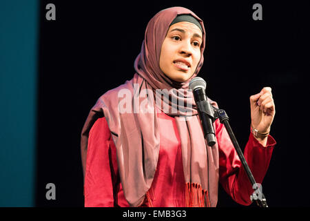 Braunschweig, Deutschland. 18. April 2015. Nemi El-Hassan führt auf der Bühne während der muslimischen Poetry Slam "iSlam" in Braunschweig, Deutschland, 18. April 2015. Der Poetry Slam ist Teil der 4. Auflage der Themenwoche "Interkultur", veranstaltet von dem Staatstheater in Braunschweig. Foto: Florian Kleinschmidt/Dpa/Alamy Live News Stockfoto