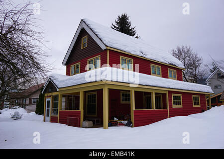 Bunte Haus im Winter Schnee bedeckt. Stockfoto