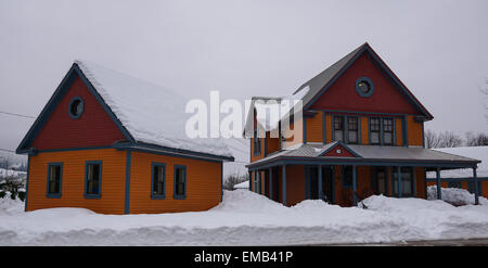 Bunte Haus im Winter Schnee bedeckt. Stockfoto