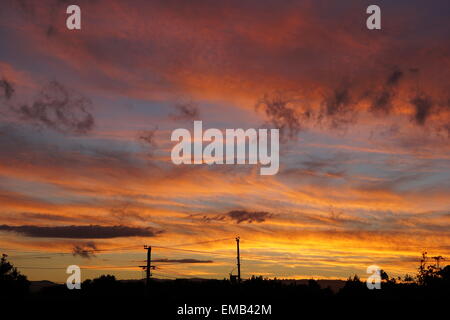 Farbenprächtigen Sonnenuntergang in der Vorstadt. Stockfoto