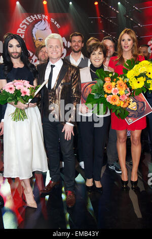 München, Deutschland. 18. April 2015. Österreichische Sängerin Conchita Wurst (L-R), TV-Moderator Guido Cantz, Schweizer Sängerin und Fernsehmoderatorin Paola Felix und TV-Moderatorin Mareile Hoeppner stellen auf der Bühne im deutschen Fernsehen zeigen "Verstehen Sie Spass?" auf der Bavaria Filmstudios in München, Deutschland, 18. April 2015. Foto: Ursula Düren/Dpa/Alamy Live News Stockfoto